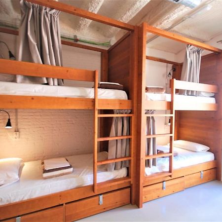 Ten To Go Hostel Барселона Экстерьер фото