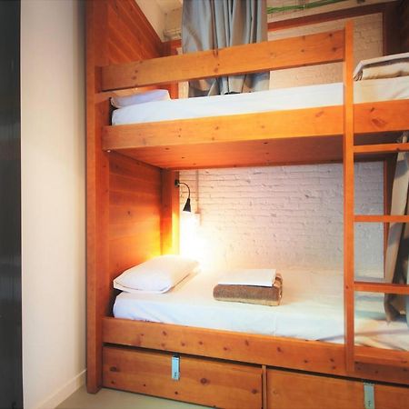 Ten To Go Hostel Барселона Экстерьер фото
