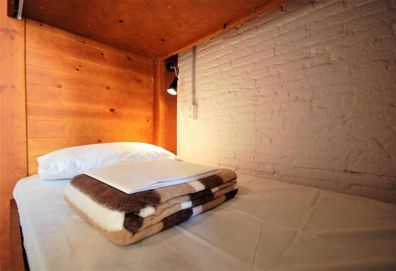 Ten To Go Hostel Барселона Экстерьер фото